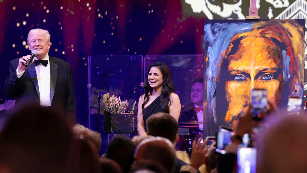 নববর্ষ উদ্‌যাপন অনুষ্ঠানে যিশুর সদ্য আঁকা ছবি ২৭ লাখ ডলারে বেচলেন ট্রাম্প