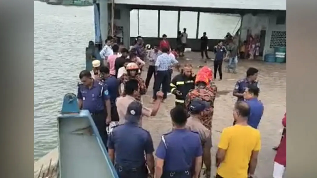 দৌলতদিয়া ফেরিঘাটে আবারও বাস পড়ল পদ্মায়