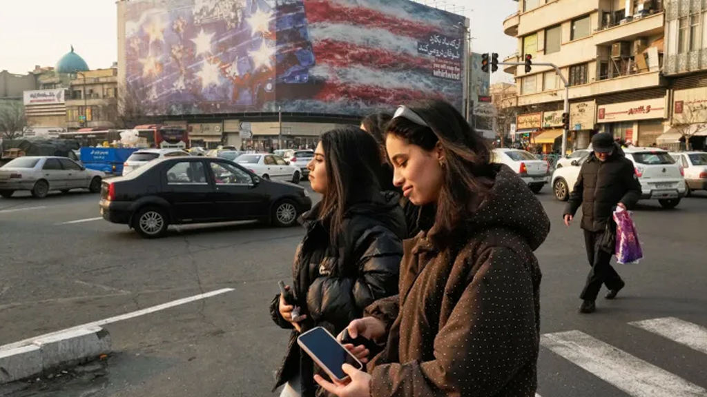 হামলা করলে যুক্তরাষ্ট্রের ওপর ‘প্রলয়ংকরী ঘূর্ণিঝড়’ নামিয়ে আনার হুমকি ইরানের