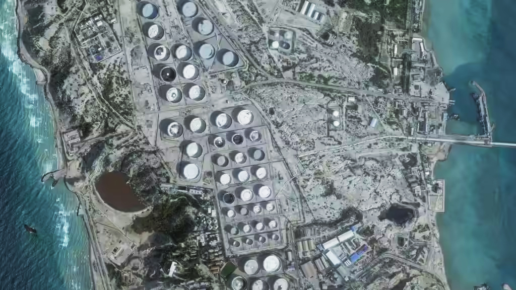 ‘হরমুজ প্রণালি মুক্ত করতে’ ইরানের খারগ দ্বীপে রাতভর ভয়াবহ হামলা