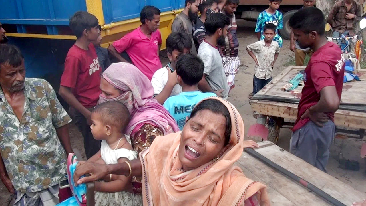 নাটোরে বাসচাপায় ভ্যানচালকসহ আরোহী নিহত