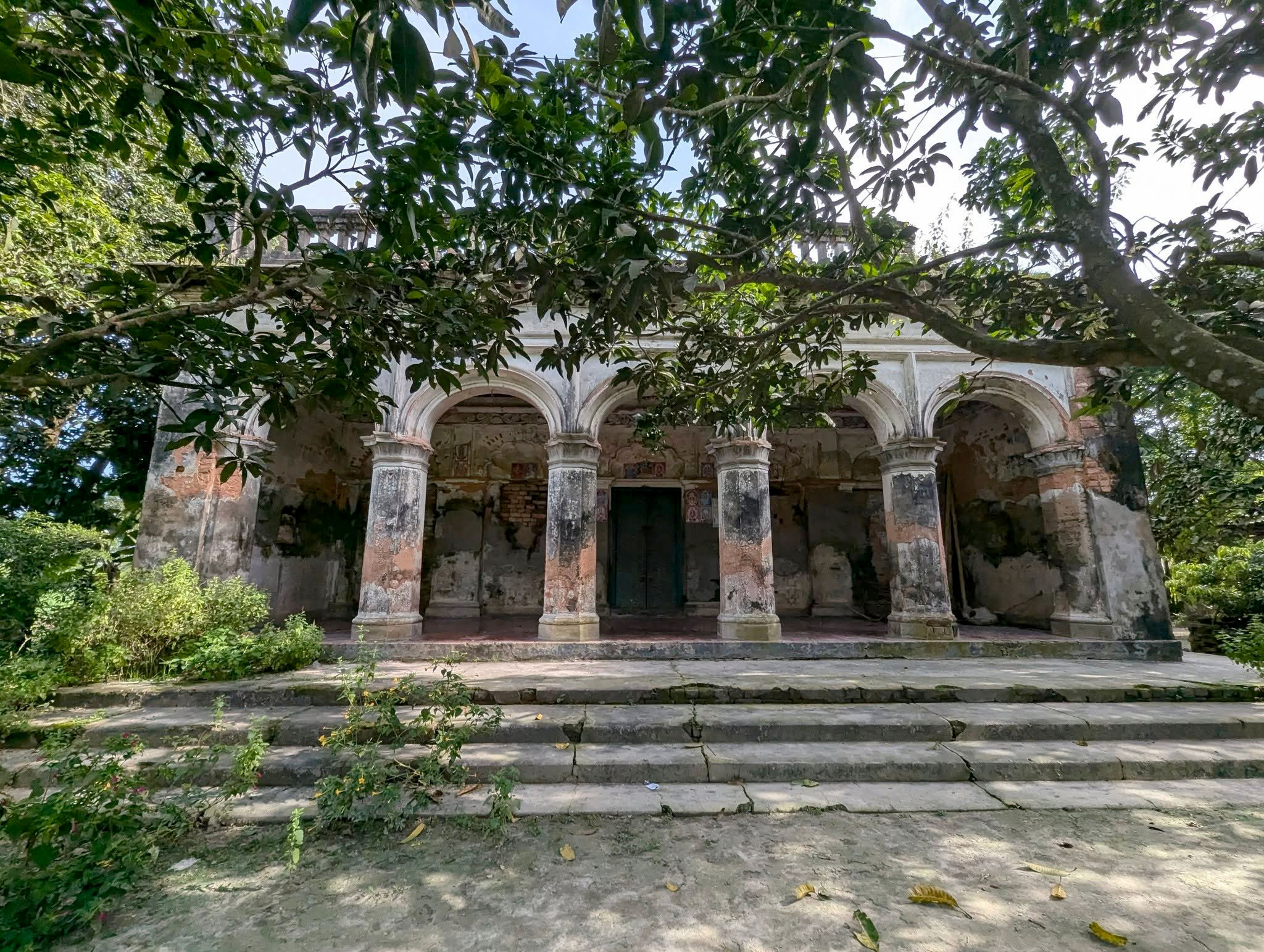 ধ্বংসের মুখে ঐতিহাসিক রায়পুর জমিদারবাড়ি, অযত্নে নষ্ট হচ্ছে প্রত্নতাত্ত্বিক নিদর্শন