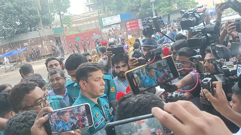 ভুয়া আইডি কার্ড দেখিয়ে ‎ঢাবিতে ঢোকার চেষ্টা, আটক দুজনের বিরুদ্ধে ব্যবস্থা নেওয়া হচ্ছে: ডিসি মাসুদ