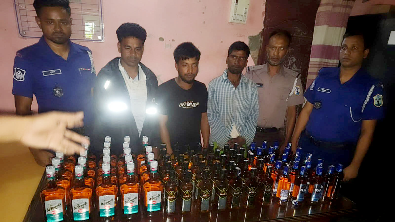 নেত্রকোনায় ধনু নদে ট্রলারে মিলল ভারতীয় মদ ও পণ্য, গ্রেপ্তার ৩