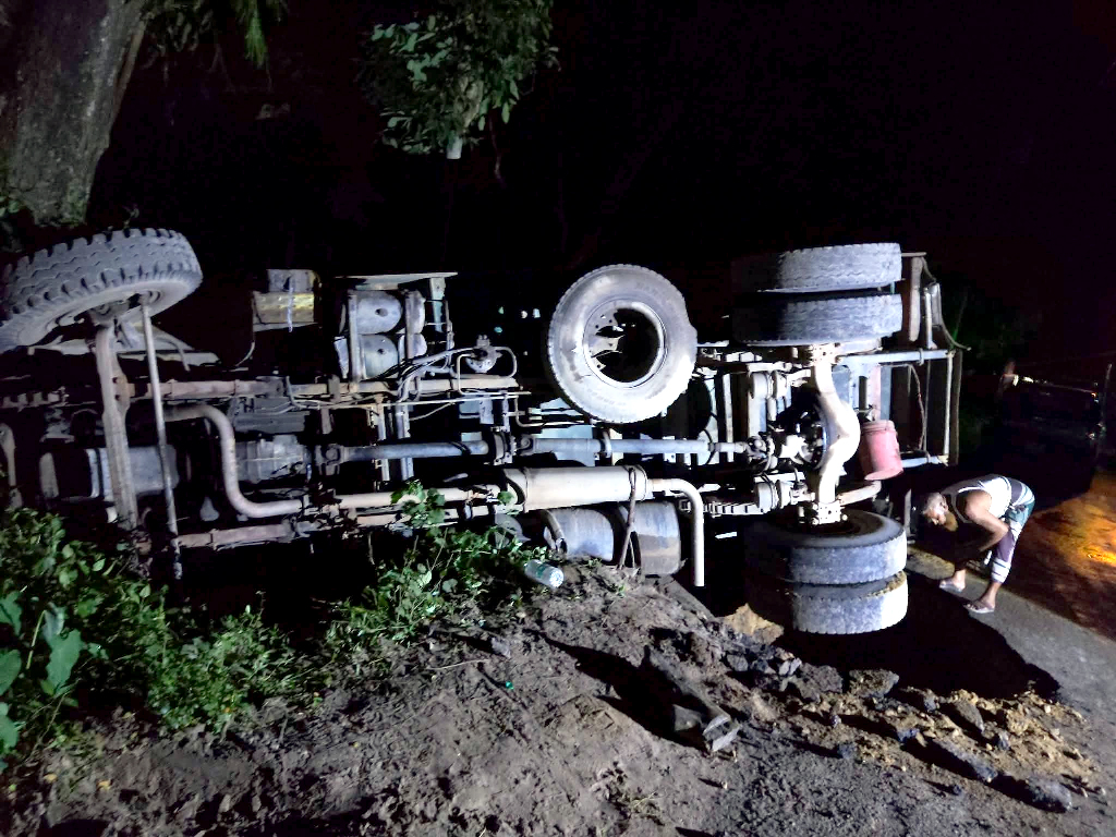 হবিগঞ্জের সাতছড়িতে সড়ক ধস: ১৬ ঘণ্টা পর চুনারুঘাট-মাধবপুর সড়কে যান চলাচল স্বাভাবিক