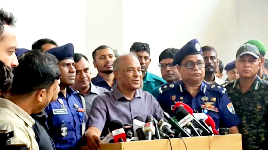 ঈদযাত্রায় ডাকাতি ঠেকাতে প্রত্যেক যাত্রীর ছবি তোলা হবে: স্বরাষ্ট্র উপদেষ্টা