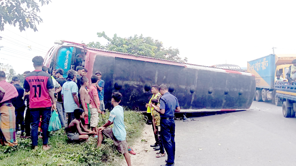 দাউদকান্দিতে ঢাকা-চট্টগ্রাম মহাসড়কে বাস উল্টে আহত ২০