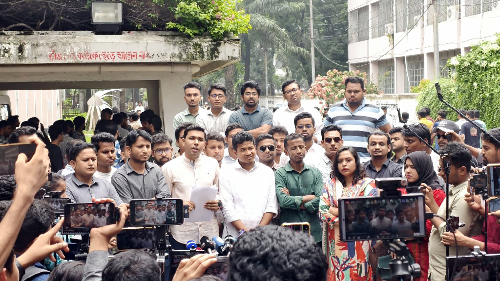 যারা আগে গেস্টরুম-গণরুমের সঙ্গে ছিল, তাদের অনেকেই এখন শিবিরের সঙ্গে যুক্ত: সাহস