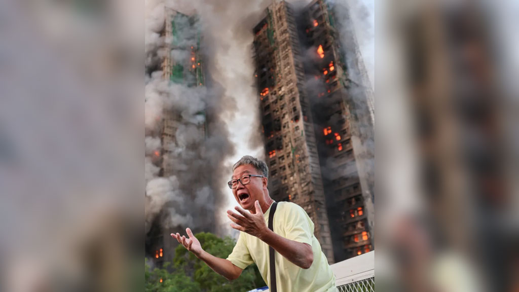 আগুন লাগার পর ওয়াং নামের ৭১ বছর বয়সী এক ব্যক্তির প্রতিক্রিয়া। তাঁর স্ত্রী একটি ভবনে ছিলেন বলে জানান। ছবি: রয়টার্স