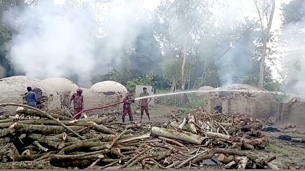সাঘাটায় অবৈধ কয়লা তৈরির ৩০ চুল্লি ধ্বংস