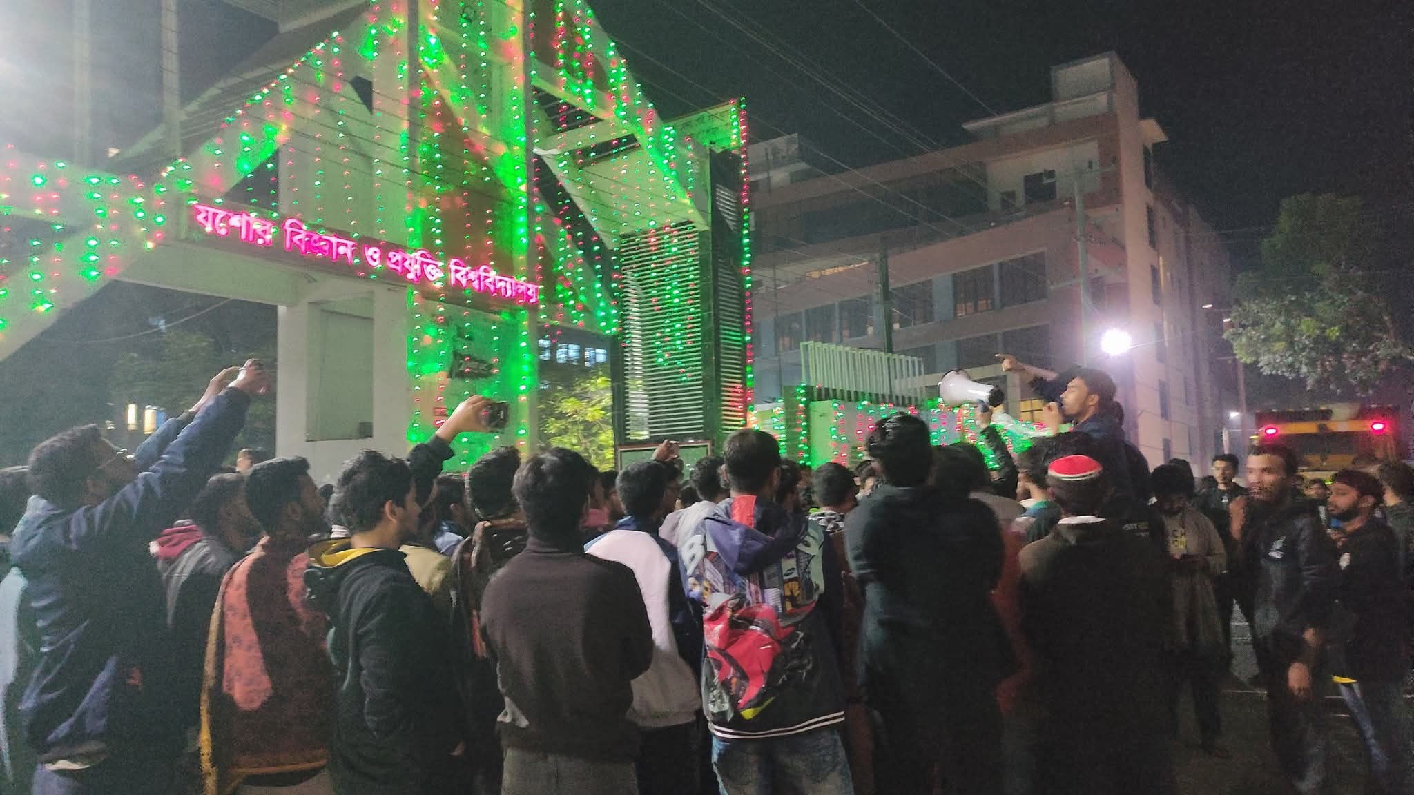 ইনকিলাব মঞ্চের মুখপাত্র হাদির মৃত্যুতে যবিপ্রবিতে বিক্ষোভ