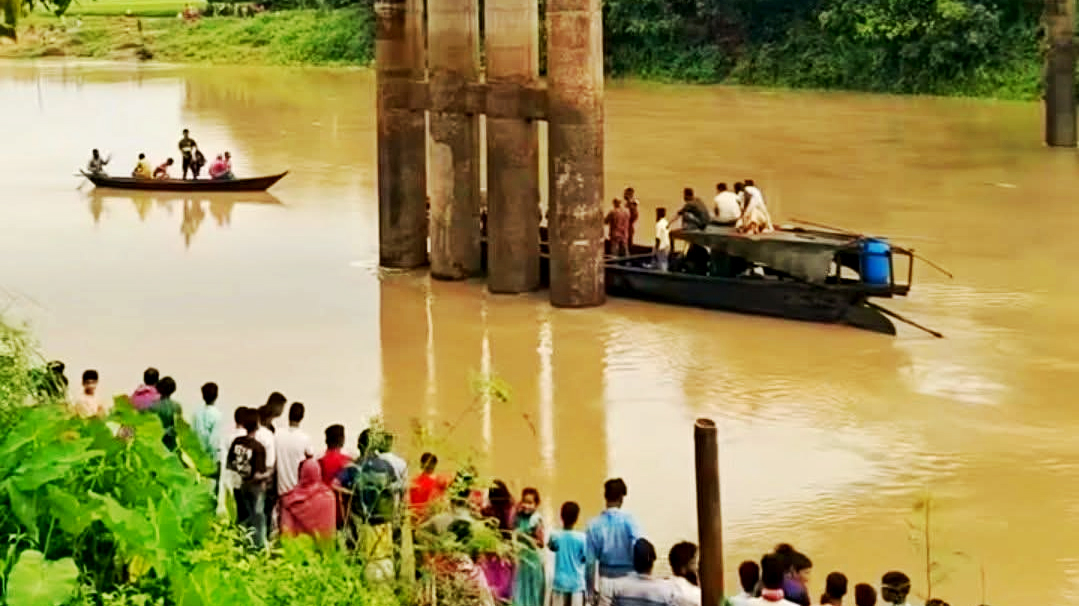 নদে নেমে পাউবোর গেজ রিডারের বাবা নিখোঁজ