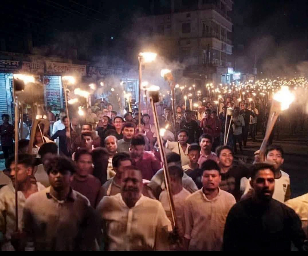 গভীর রাতে বাঁশখালীতে কার্যক্রম নিষিদ্ধ ছাত্রলীগের মশাল মিছিল