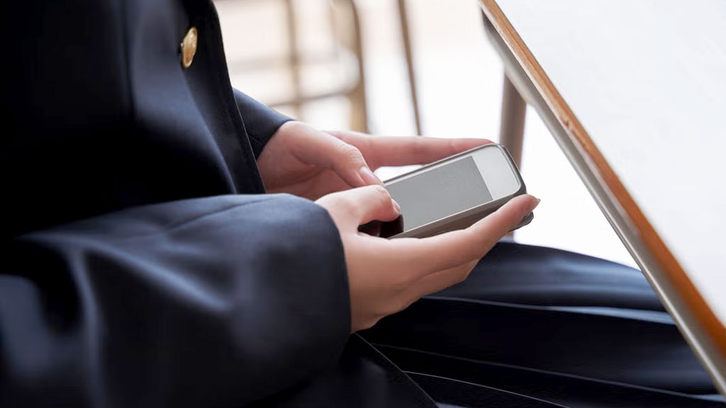 স্কুলে মোবাইল নিষিদ্ধের এক বছর পর কী ফল পেল নিউজিল্যান্ড