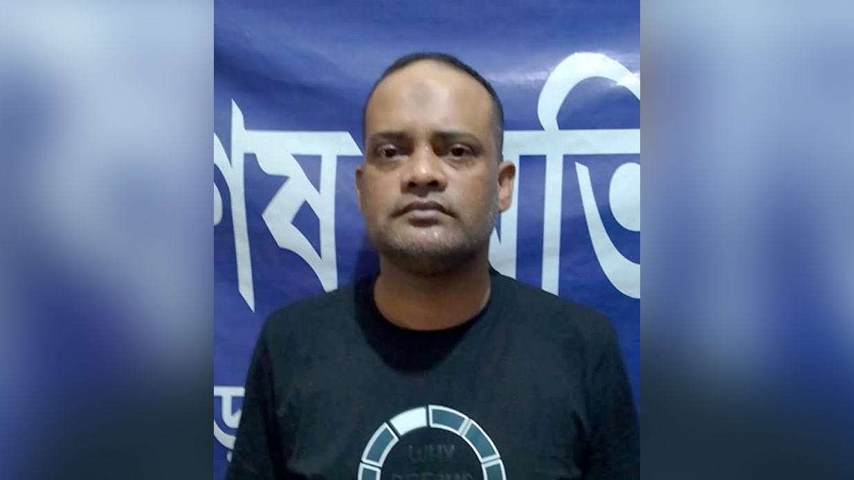 জুলাই স্মৃতিস্তম্ভে আগুন দেওয়ার চেষ্টা, নিষিদ্ধঘোষিত ছাত্রলীগ নেতা আটক