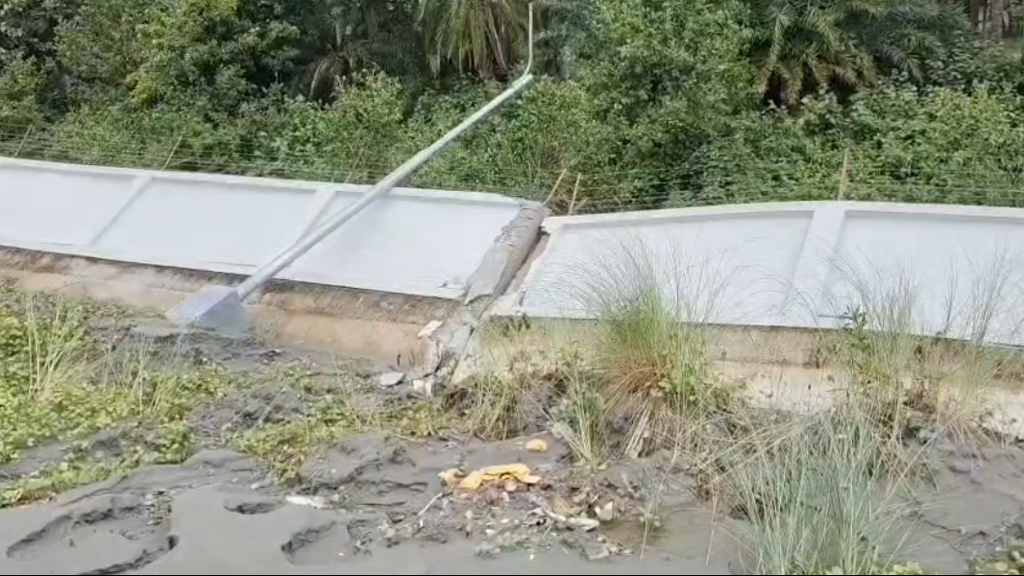 পায়রা বন্দরের আবাসিক ভবন এলাকায় দুটি সীমানাদেয়ালে ধস