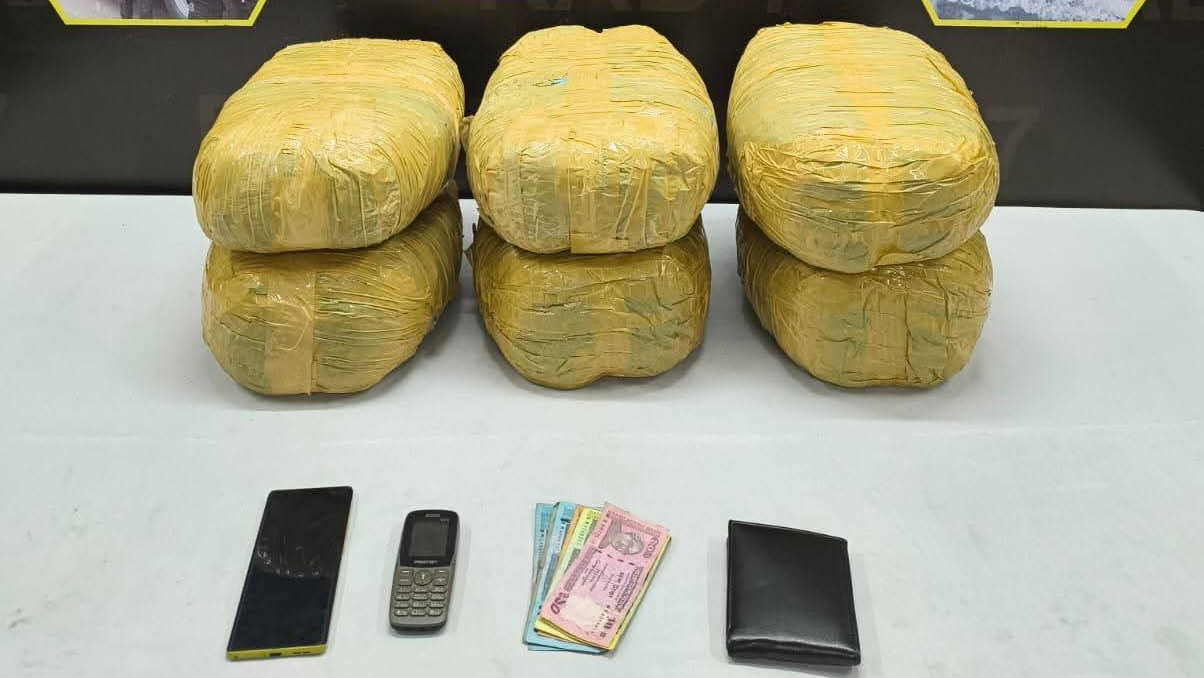 চট্টগ্রামে যাত্রীবাহী বাস থেকে ১৮ কেজি গাজা উদ্ধার, আটক ২