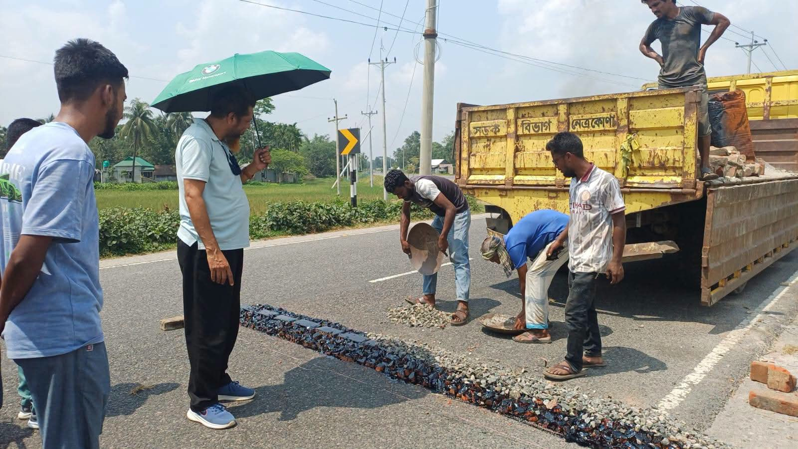 ৪ প্রাণহানির পরদিন নেত্রকোনার দুর্ঘটনাস্থলে স্পিডব্রেকার নির্মাণ শুরু