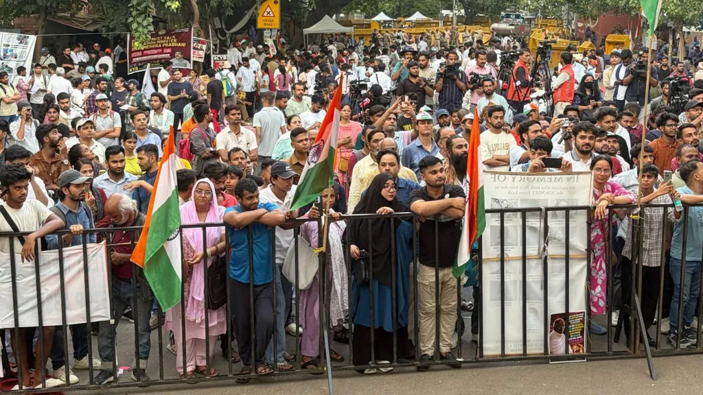 ৪০ ডিগ্রি তাপমাত্রার মধ্যেই কিসের আশায় দিল্লিতে বিক্ষোভ করেই যাচ্ছে ‘ককরোচ’রা