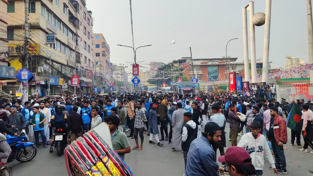 বিপিএল ম্যাচ না হওয়ায় পল্লবীতে দর্শকদের সড়ক অবরোধ