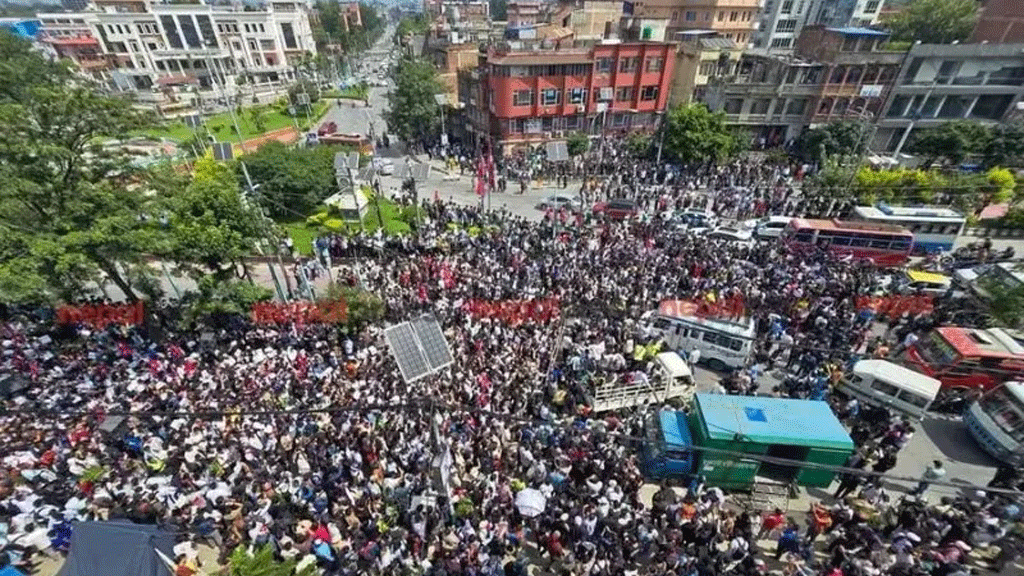 আত্মসমর্পণের পরও নেপালে ৩ পুলিশ কর্মকর্তাকে পিটিয়ে মারল বিক্ষুব্ধরা