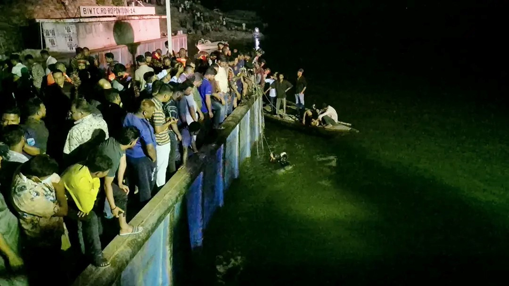 পদ্মায় বাসডুবিতে দুই নারীর মরদেহ উদ্ধার, সাঁতরে তীরে উঠেছেন ৪৫ যাত্রীর ১১ জন