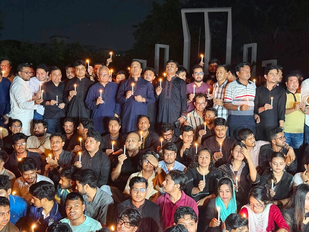 গণ-অভ্যুত্থানে শহীদদের প্রতি শহীদ মিনারে ছাত্রদলের শ্রদ্ধা নিবেদন