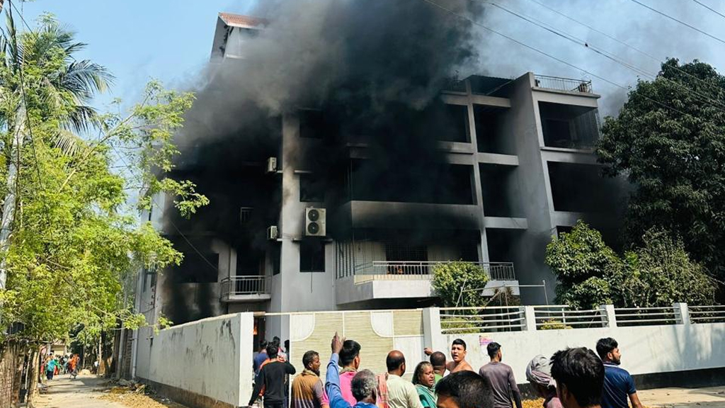 সাবেক পররাষ্ট্র প্রতিমন্ত্রী শাহরিয়ার আলমের বাড়িতে আগুন