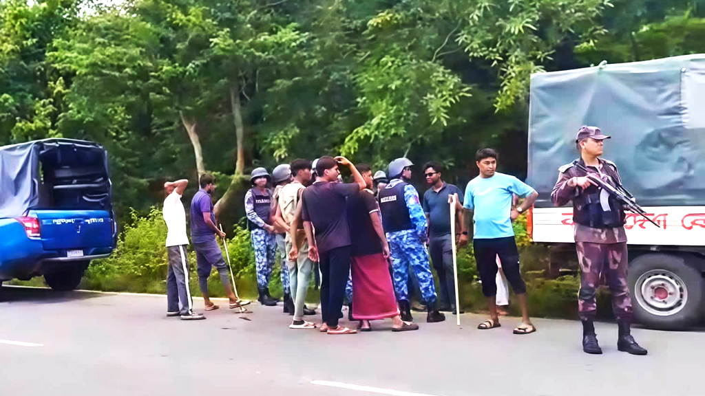 টেকনাফে দিনদুপুরে ডাকাতি, বিকাশ কর্মচারীর ৬০ লাখ টাকা লুট; গুলিবিদ্ধ
