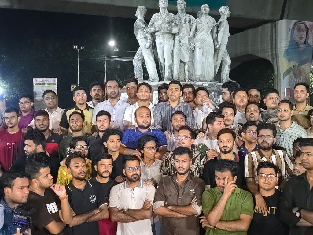 ঢাবি ক্যাম্পাসের ২ স্থানে 'ককটেল' বিস্ফোরণ, মধ্যরাতে বিক্ষোভ ছাত্রদলের