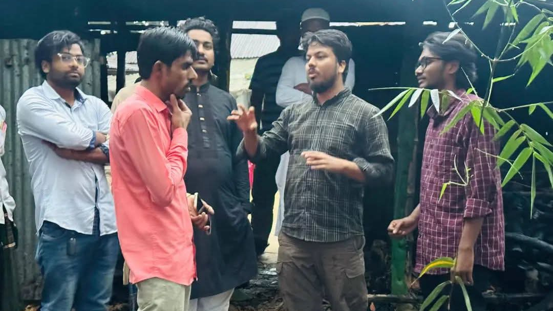 ঢাবি শিক্ষার্থীকে পিটিয়ে পুলিশে দেওয়ার ৫ দিন পর ছাত্রশক্তি নেতার বাড়িতে অগ্নিসংযোগ