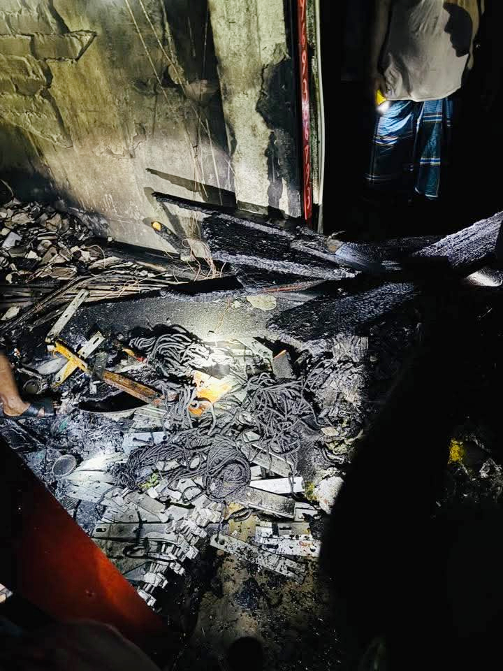 নড়াইলে আগুনে পুড়ল ৪ দোকান, ১৩ লাখ টাকার ক্ষয়ক্ষতি