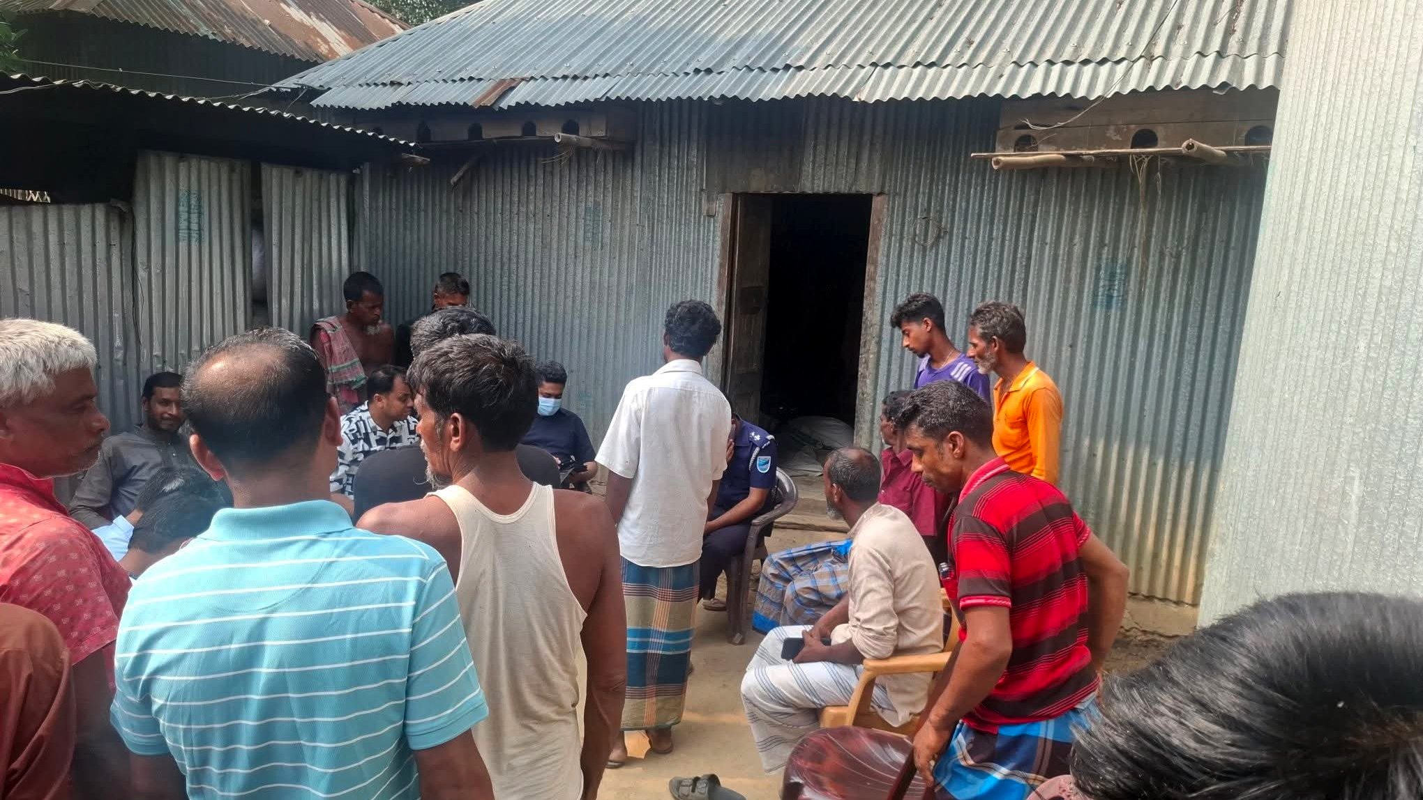 ঘরে নারীর লাশ, ছেলে নিখোঁজ, শিশুকন্যাকে পাওয়া গেল আত্মীয়র বাড়ি