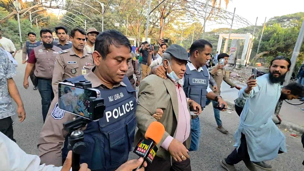 ৩২ নম্বর থেকে আটক ঢাবি শিক্ষককে ছেড়ে দিয়েছে পুলিশ