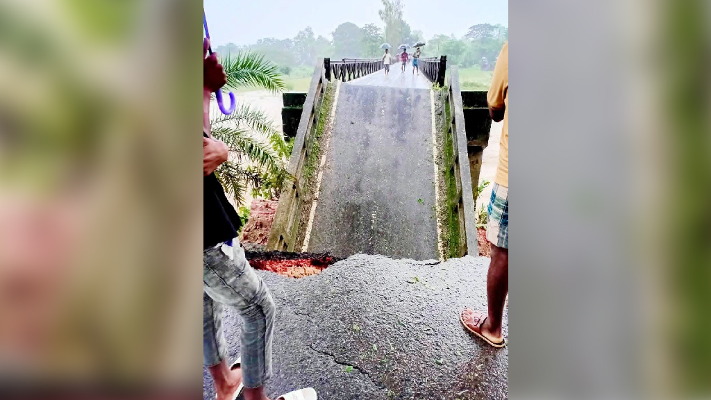 পাহাড়ি ঢলে ধসে গেল ব্রিজঘাট সেতু, রাঙামাটি-বান্দরবান সড়ক বন্ধ