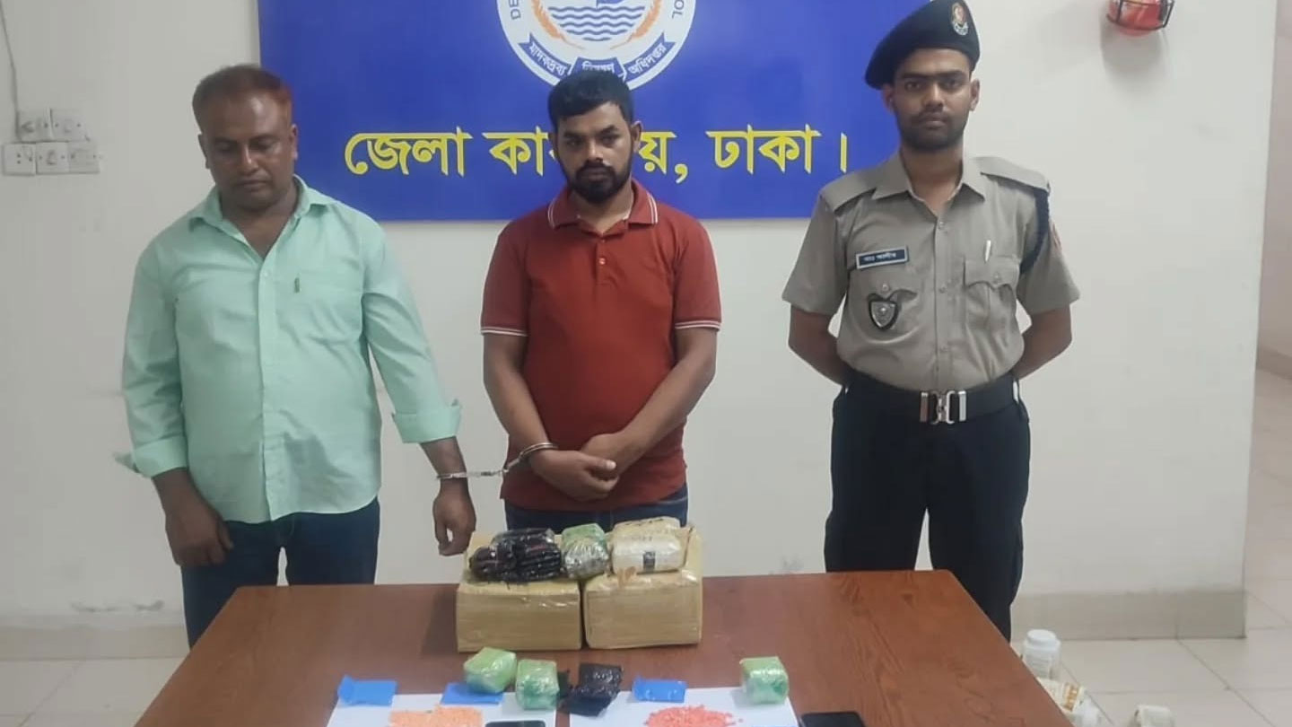 কুরিয়ার সার্ভিসে ওত পেতে ১৫ হাজার ইয়াবা জব্দ