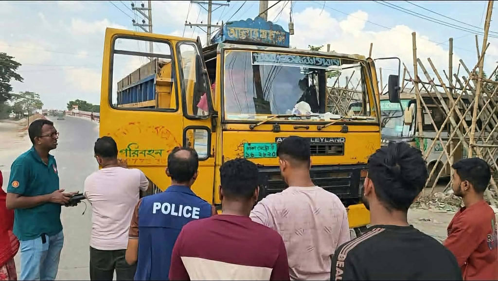 Trade in puja mandap rice allocation in Cumilla: 518 sacks bought by Jubo Dal leader seized at Gouripur