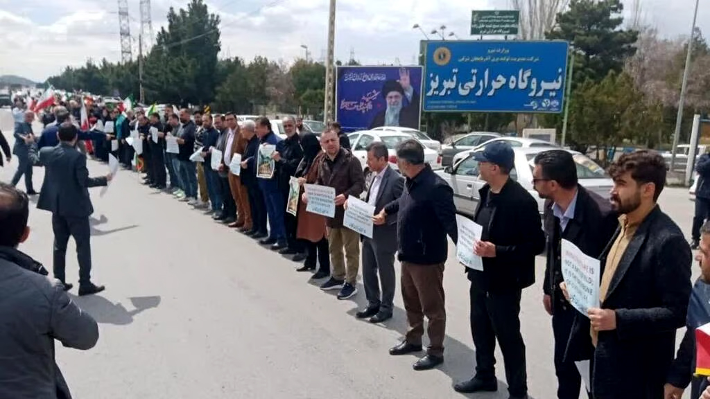 গুরুত্বপূর্ণ স্থাপনাগুলো বাঁচাতে মানবঢাল তৈরি করছে ইরানিরা