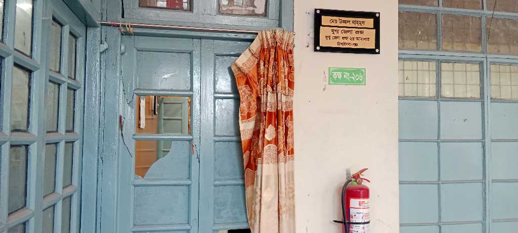 চাঁপাইনবাবগঞ্জে বিচারকের খাসকামরায় হামলা ও ভাঙচুরের ঘটনায় মামলা