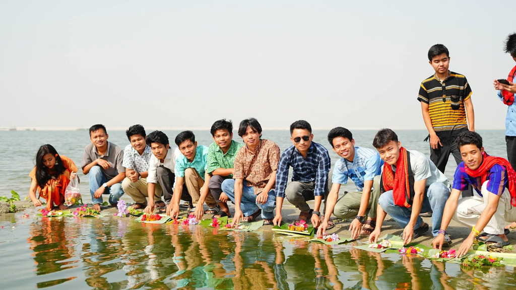 পদ্মায় ফুল ভাসিয়ে শান্তি কামনা পাহাড়ি শিক্ষার্থীদের