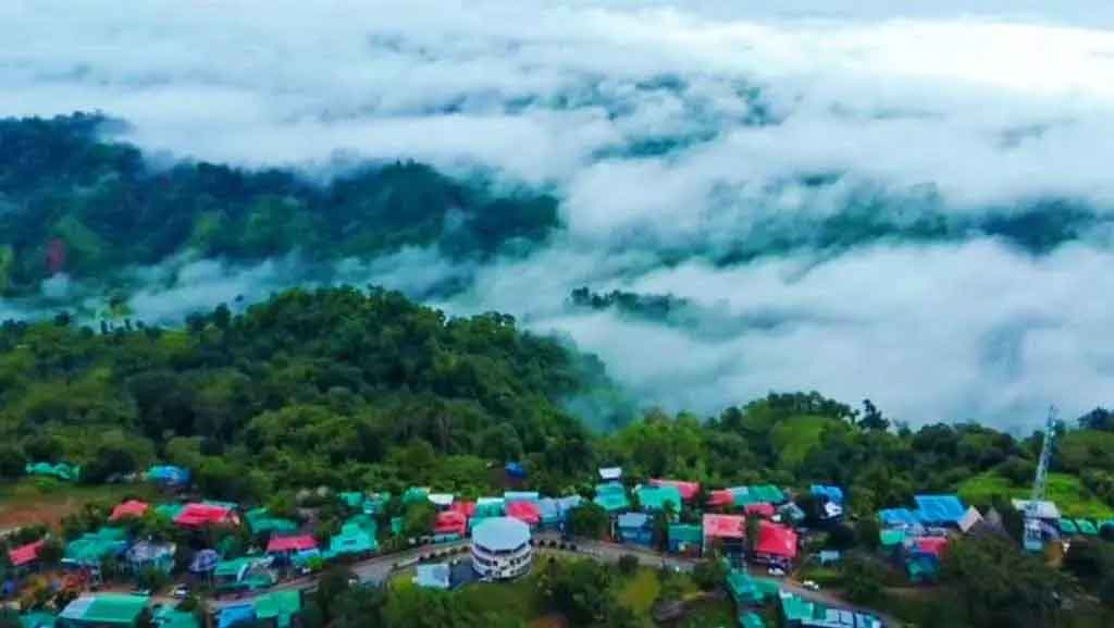 সাজেকে আটকে পড়া পর্যটকেরা ফিরছেন সেনা নিরাপত্তায়