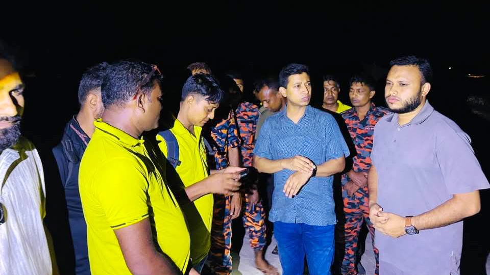 নিখোঁজ রাকিবুজ্জামানকে উদ্ধারে ঈশ্বরদী ও ভেড়ামারা ফায়ার সার্ভিসের সদস্য এবং নৌ পুলিশ যৌথভাবে অভিযান চালায়। ছবি: সংগৃহীত
