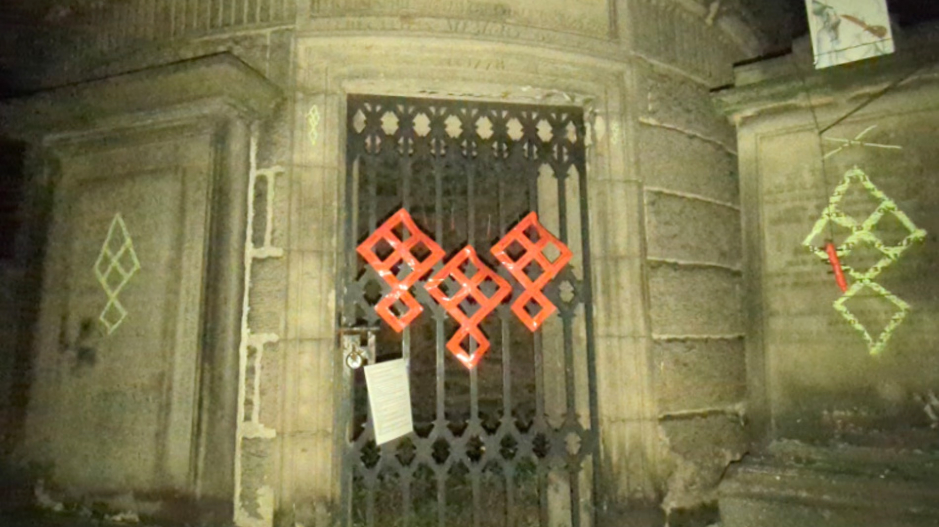 দার্শনিক ডেভিড হিউমের সমাধি ভাঙচুর, আঁকা হলো ‘শয়তানের সংকেত’