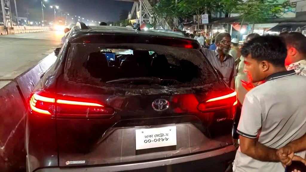 রায়গঞ্জে এমপি আয়নুলের গাড়িতে হামলা-ভাঙচুর, অভিযোগ এনসিপি-শিবিরের বিরুদ্ধে