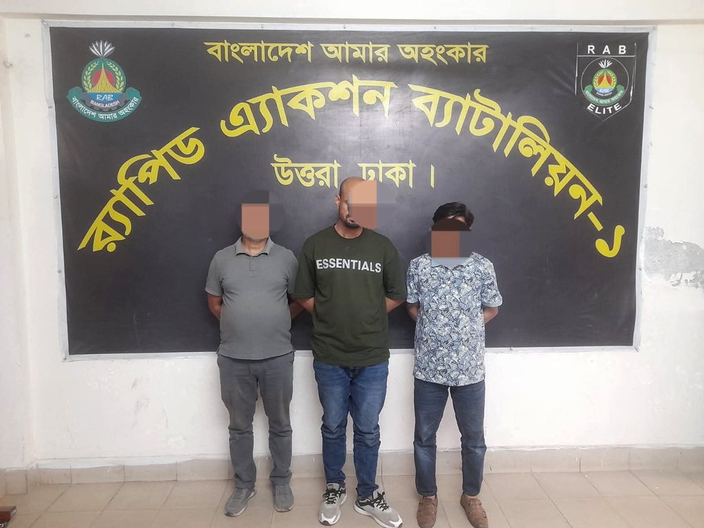 উত্তরায় ব্যবসায়ীকে অপহরণ করে চাঁদা আদায়ের ঘটনায় পিস্তলসহ তিনজন গ্রেপ্তার