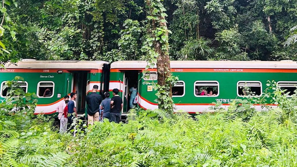 লাউয়াছড়া বনে ৬ বগি ফেলে শ্রীমঙ্গল স্টেশনে ট্রেন, ৩ ঘণ্টায়ও হয়নি উদ্ধার