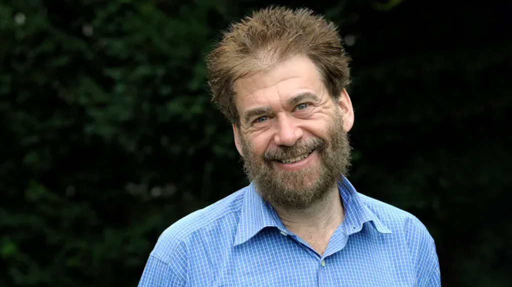 ছাত্রীকে আপত্তিকর চুমু—ফেঁসে গেলেন ক্যামব্রিজের বিশ্বখ্যাত অধ্যাপক