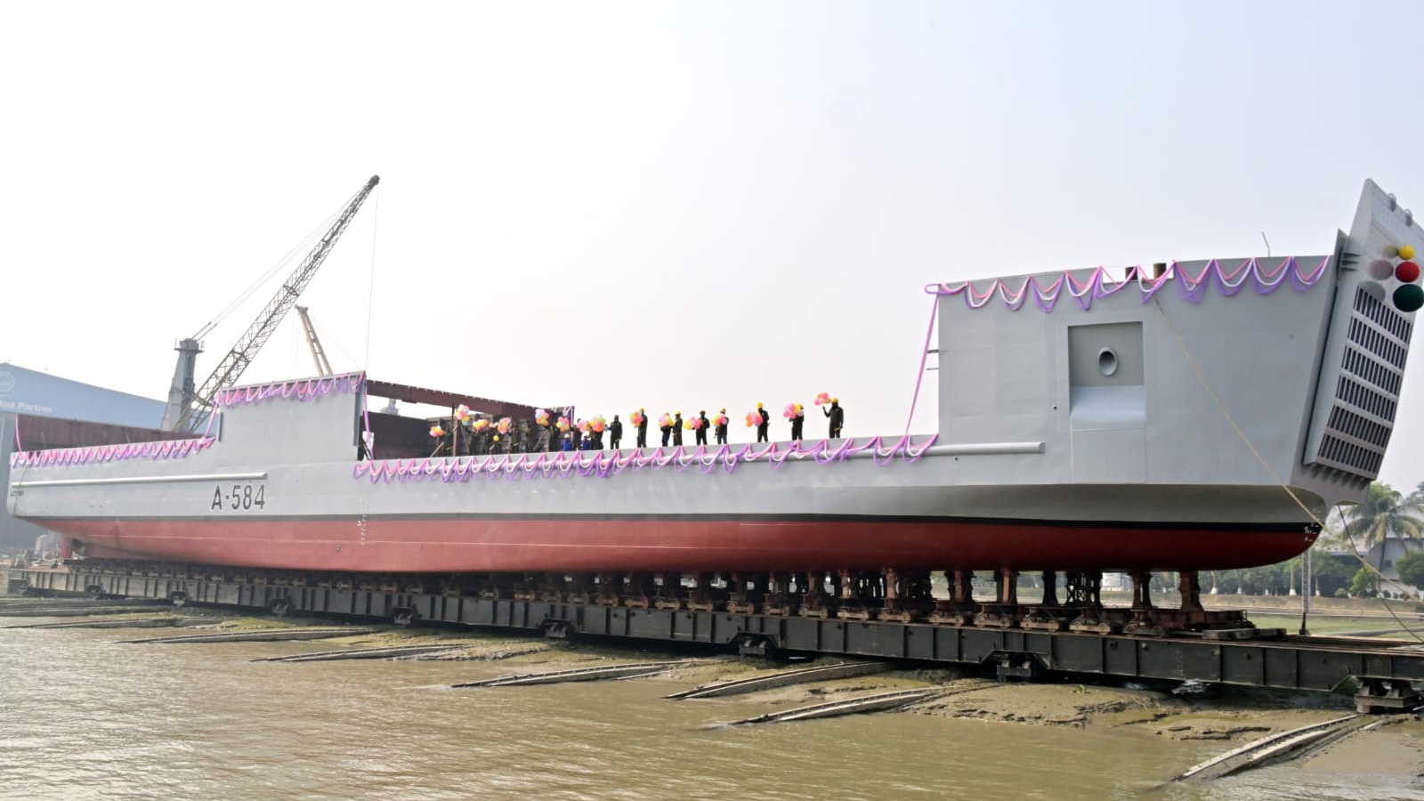 নিজস্ব প্রযুক্তিতে তিনটি ল্যান্ডিং ক্র্যাফট ট্যাংক বানাবে নৌবাহিনী