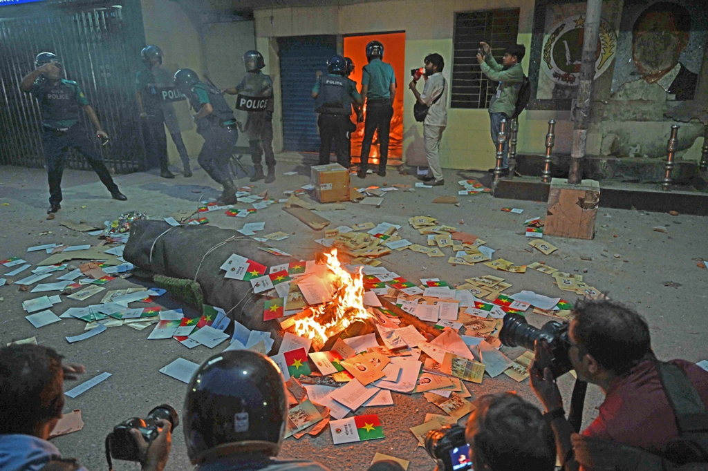কেন্দ্রীয় কার্যালয়ে সন্ত্রাসীরা আগুন দিয়েছে, পুড়ে গেছে বই, কাগজ ও আসবাবপত্র