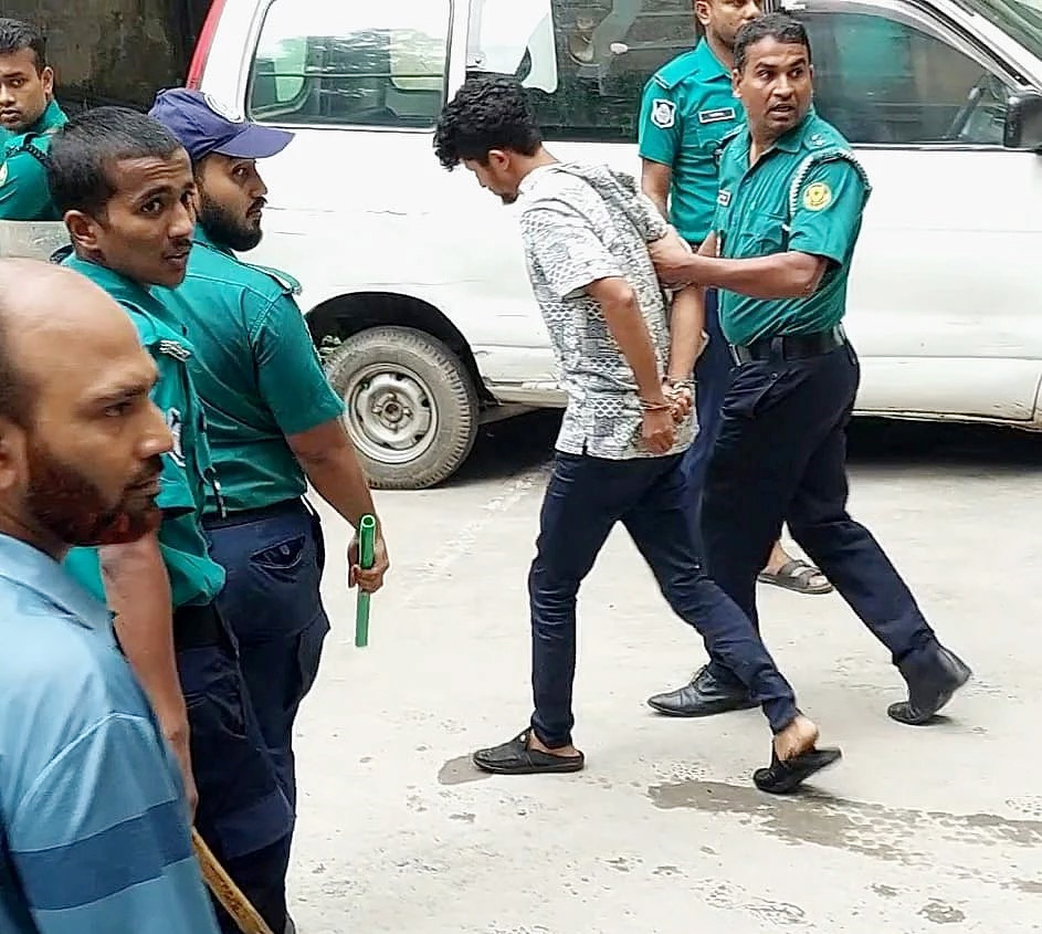 গুলশানে সমন্বয়ক পরিচয়ে দীর্ঘদিন ধরে চাঁদাবাজি করছে একটি গ্রুপ: পুলিশ প্রতিবেদন